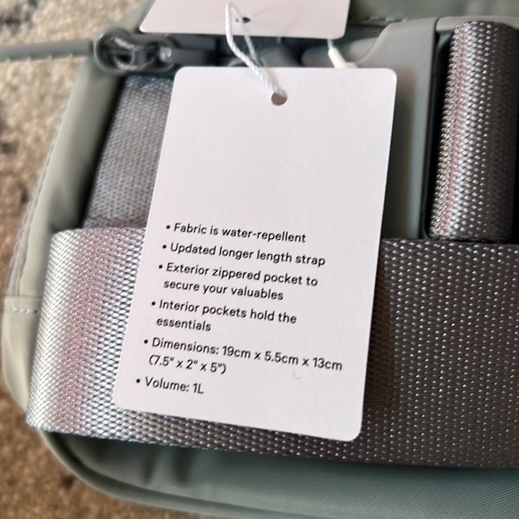 NWT Lululemon Silver Drop Everywhere Belt Bag! - Picture 5 of 9